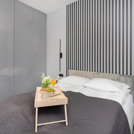 Luxurious With Two Bedrooms And Parking In By Renters Daire Gdynia