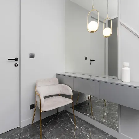 Luxurious With Two Bedrooms And Parking In By Renters Daire *