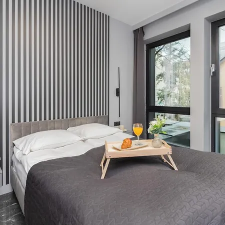 Luxurious With Two Bedrooms And Parking In By Renters アパート *