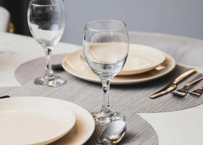 Luxurious With Two Bedrooms And Parking In By Renters Appartement