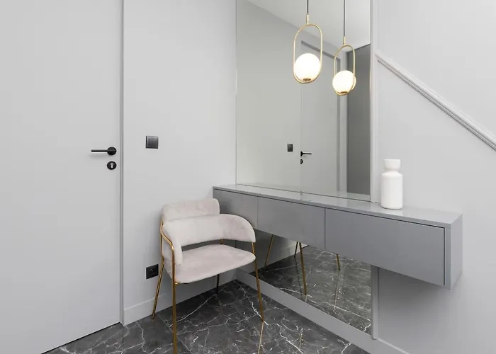 Luxurious With Two Bedrooms And Parking In By Renters Appartement *