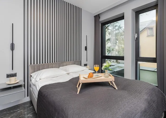 Luxurious With Two Bedrooms And Parking In By Renters Appartement *